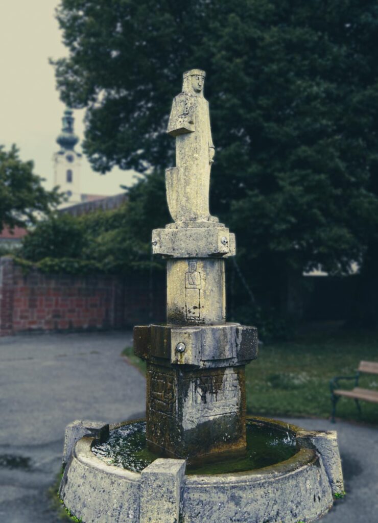 Nibelungenbrunnen von Oskar Hoefinger in Poechlarn ©Doris Schulz