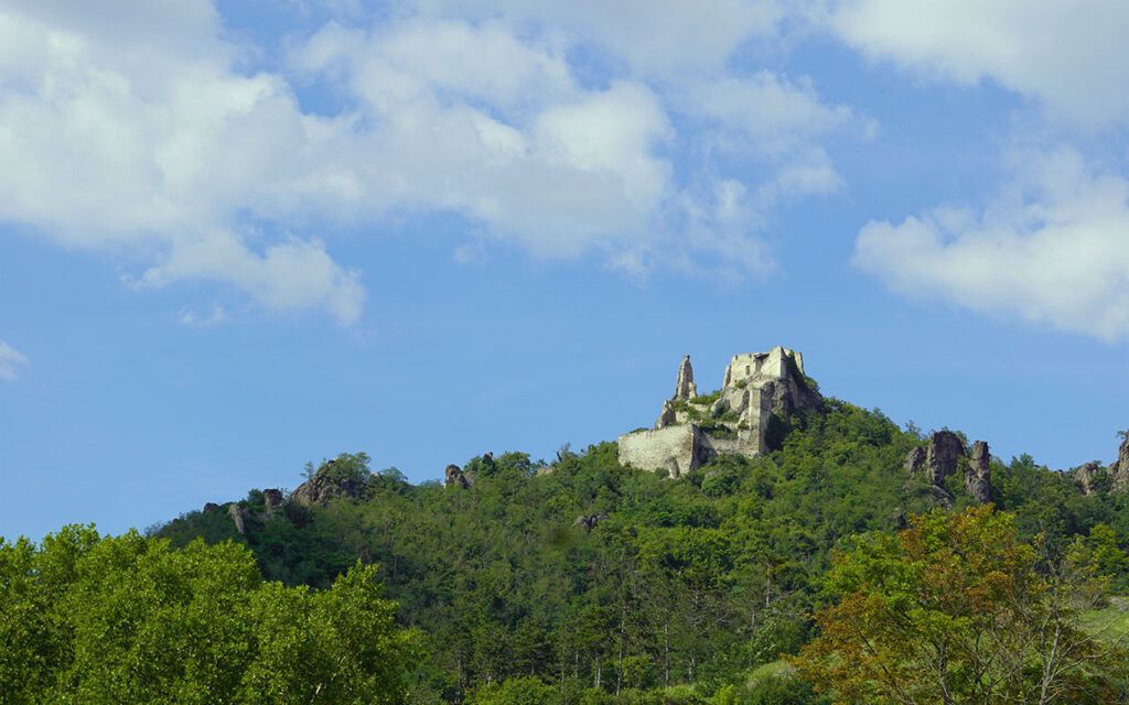 Burg Duernstein in den Weinbergen © Doris Schulz